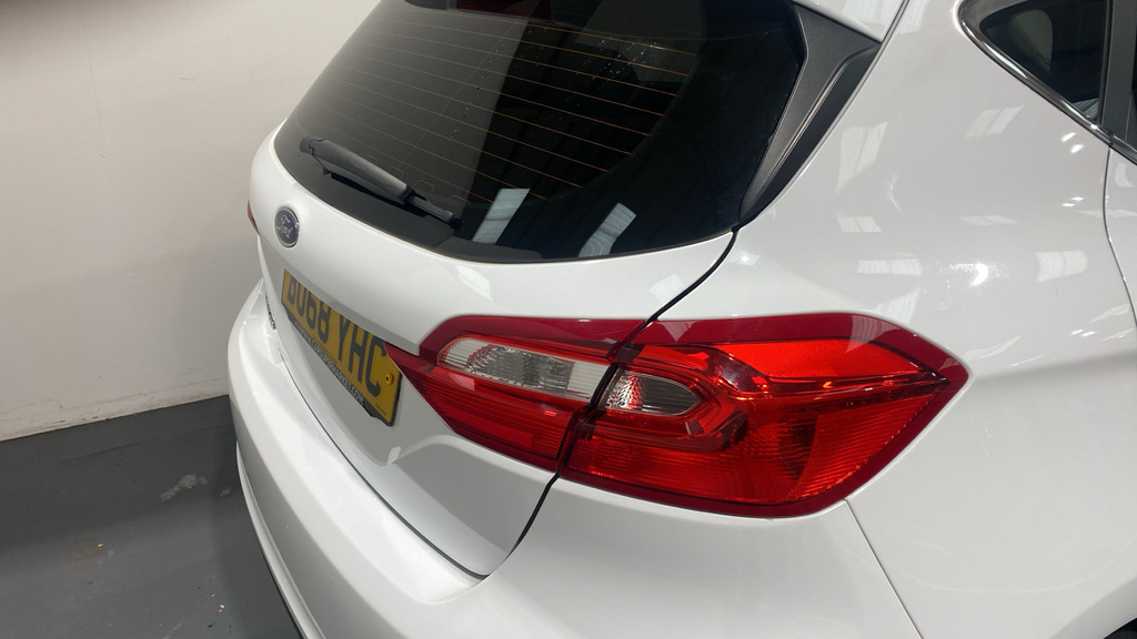 Ford Fiesta 1.1 Zetec Navigation BU68YHC White #4