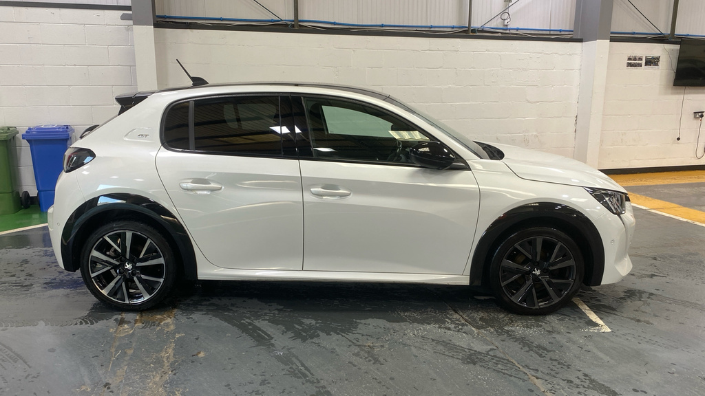 Peugeot 208 1.2 Puretech 100 Gt Premium CK22NWV White #2