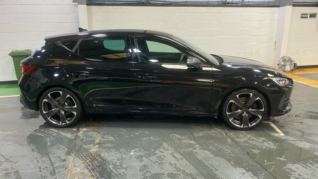 Cupra Leon 2.0 Tsi 300 Vz2 Dsg KT23DDK Black #2