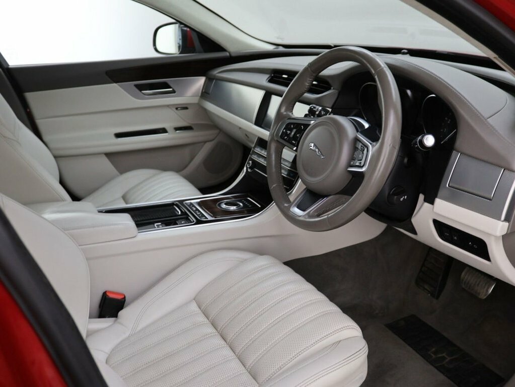 Jaguar XF 2L Portfolio Red