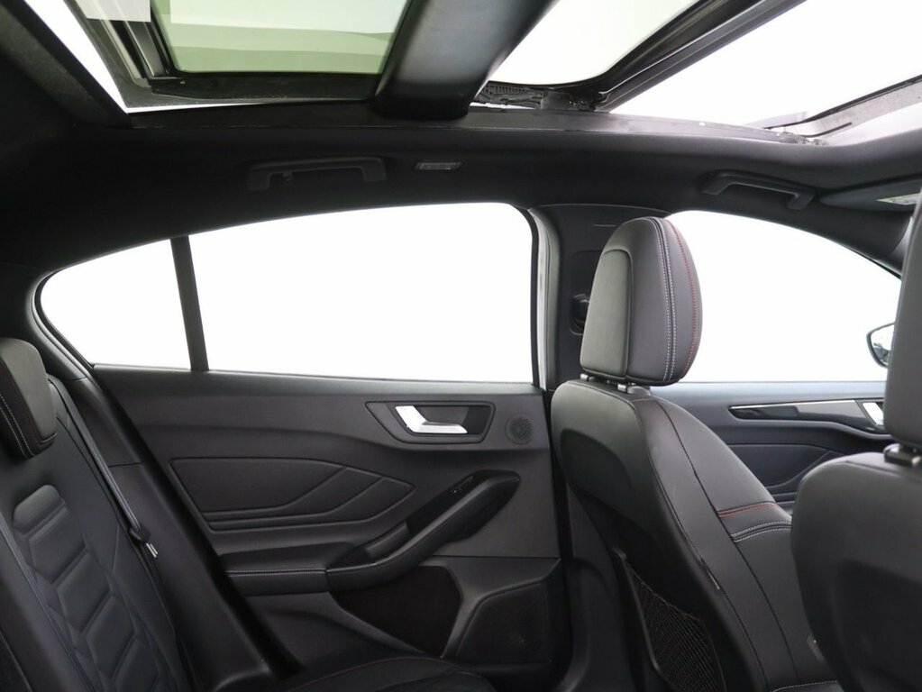 Ford Focus 1L St-line Vignale LK22TEJ White #2