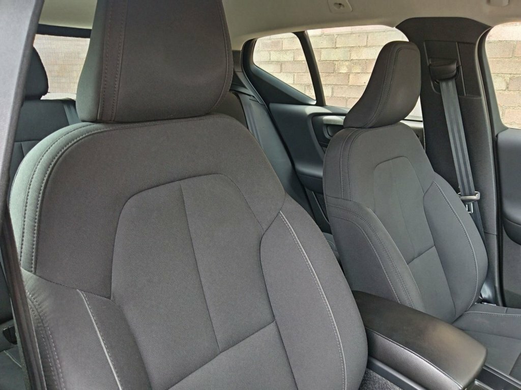 Volvo XC40 1.5L Momentum BD22AHG Black #4