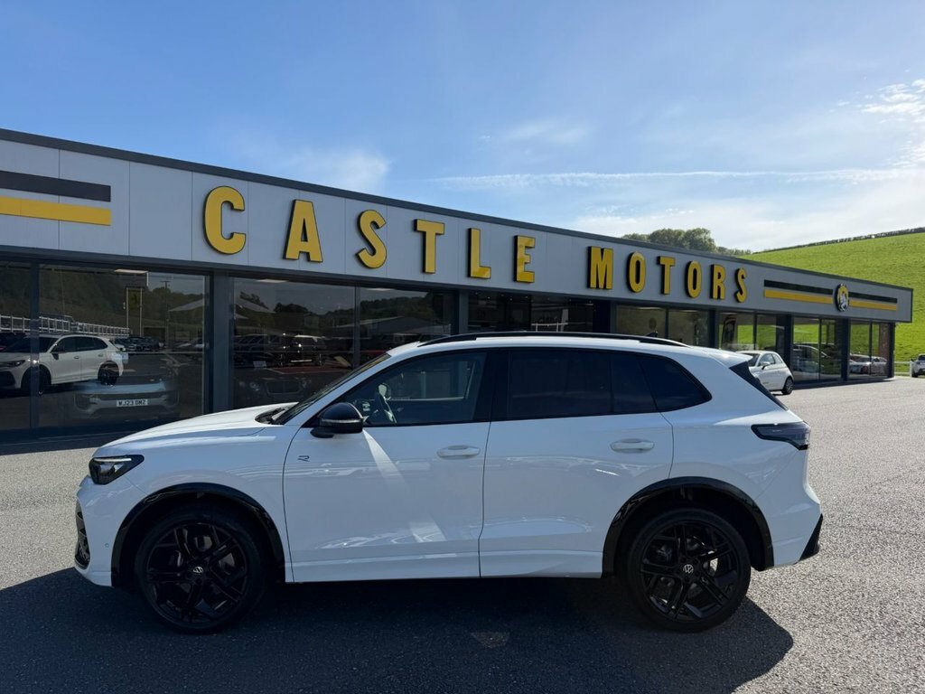 Volkswagen Tiguan 2L Black Edition VN75GDY White #3
