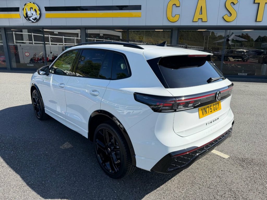 Volkswagen Tiguan 2L Black Edition VN75GDY White #4