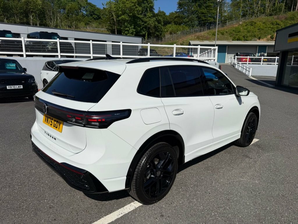 Volkswagen Tiguan 2L Black Edition VN75GDY White #6