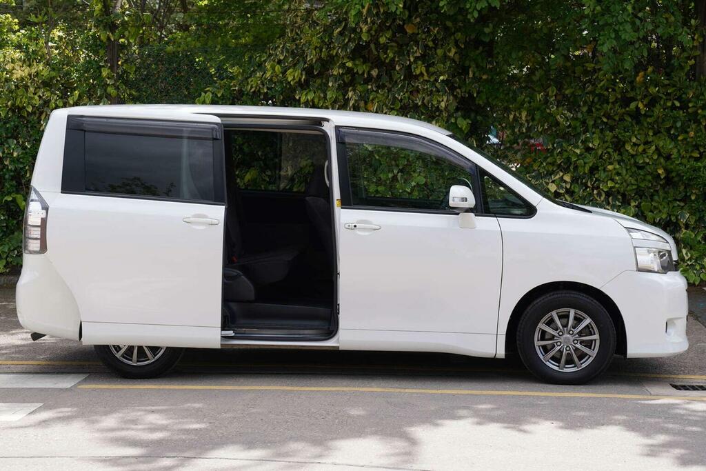 Toyota Voxy Mpv X L Edition 8 Seats 201212 White #3