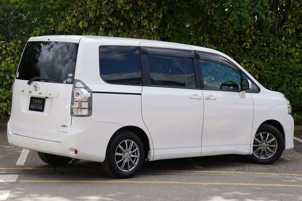 Toyota Voxy Mpv X L Edition 8 Seats 201212 White #4