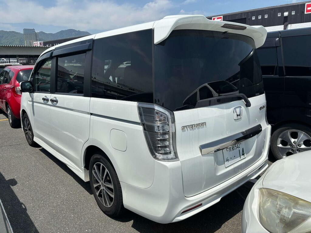 Honda StepWagon Mpv 2.0 Spada Z Cool Spirit 7 Seats 201313 White #3