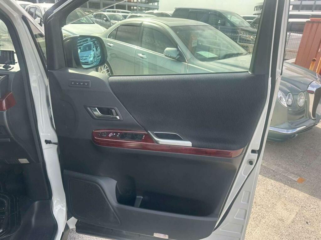Toyota Vellfire #22