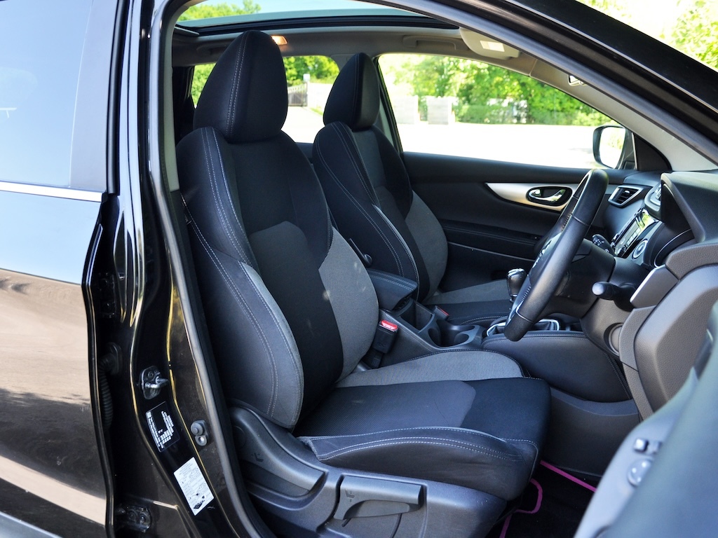 Nissan Qashqai 1.2 Qashqai N-connecta Dig-t Suv YC67UHE Black #3