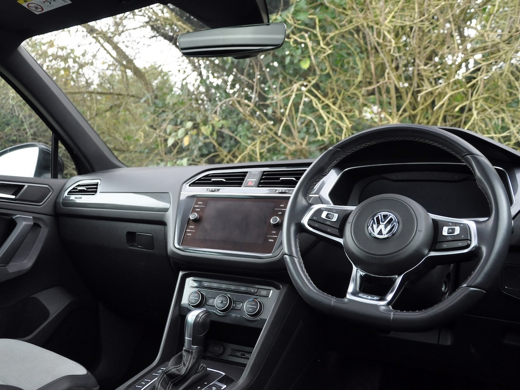 Volkswagen Tiguan 2.0 Tiguan R-line Tsi Bluemotion Technology 4Motio PE18WPO Black #2