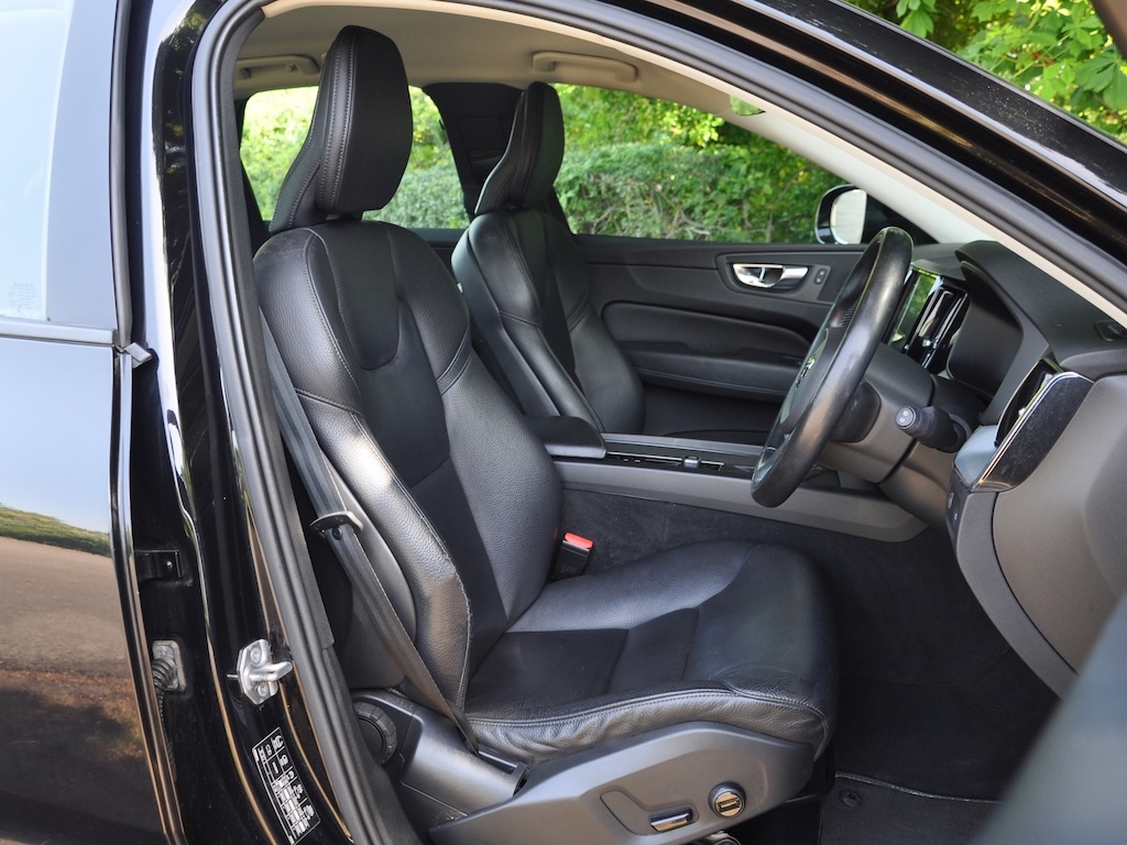 Volvo XC60 2.0 Xc60 Momentum D4 Awd Suv AE68FWP Black #3