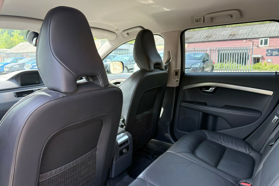 Volvo XC70 Estate Silver #33