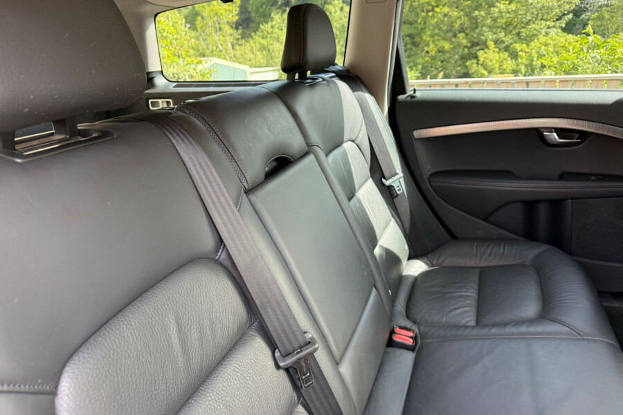 Volvo XC70 Estate Silver #35