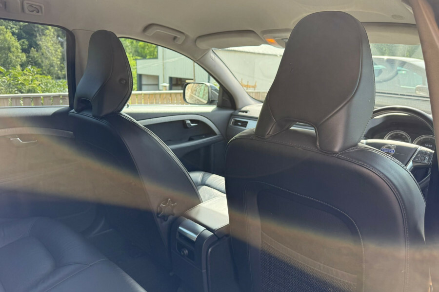 Volvo XC70 Estate Silver #36