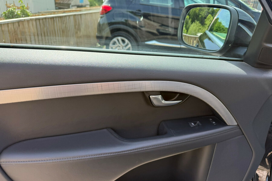Volvo XC70 Estate Silver #31