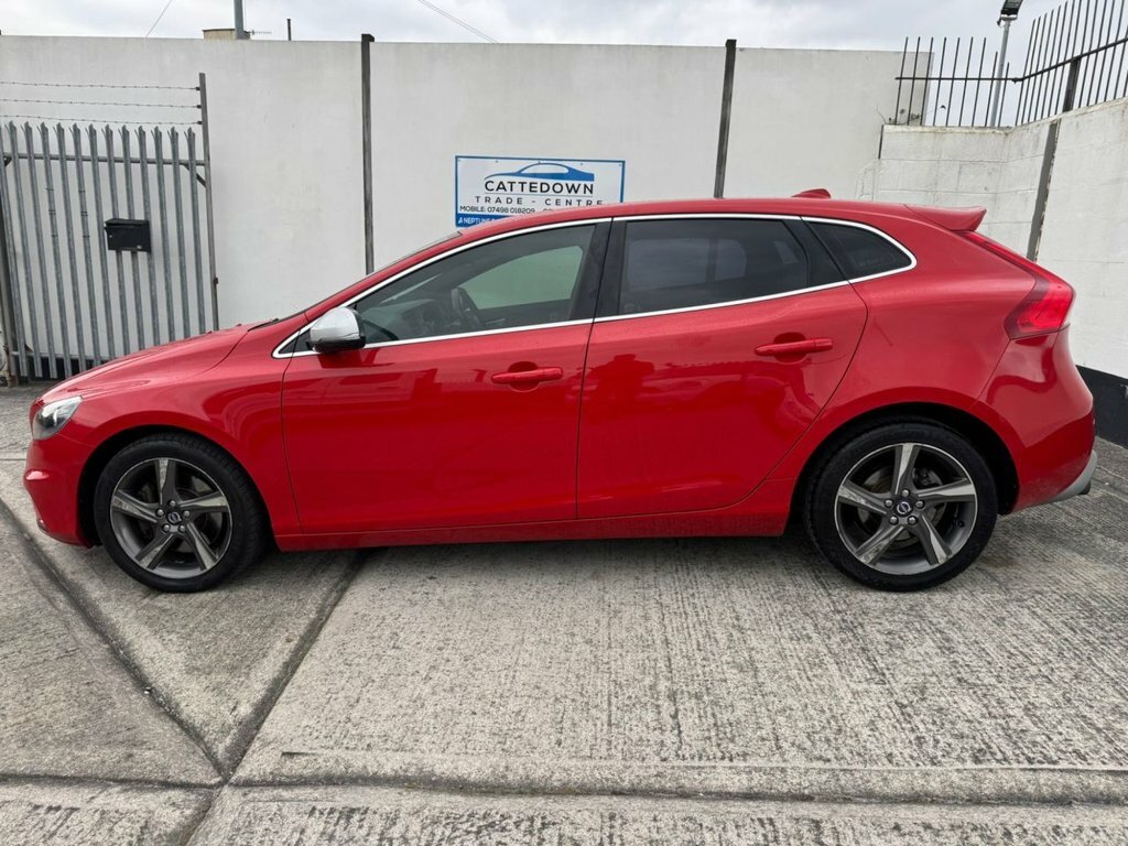 Volvo V40 2L R-design Nav ST08GGO Red #2