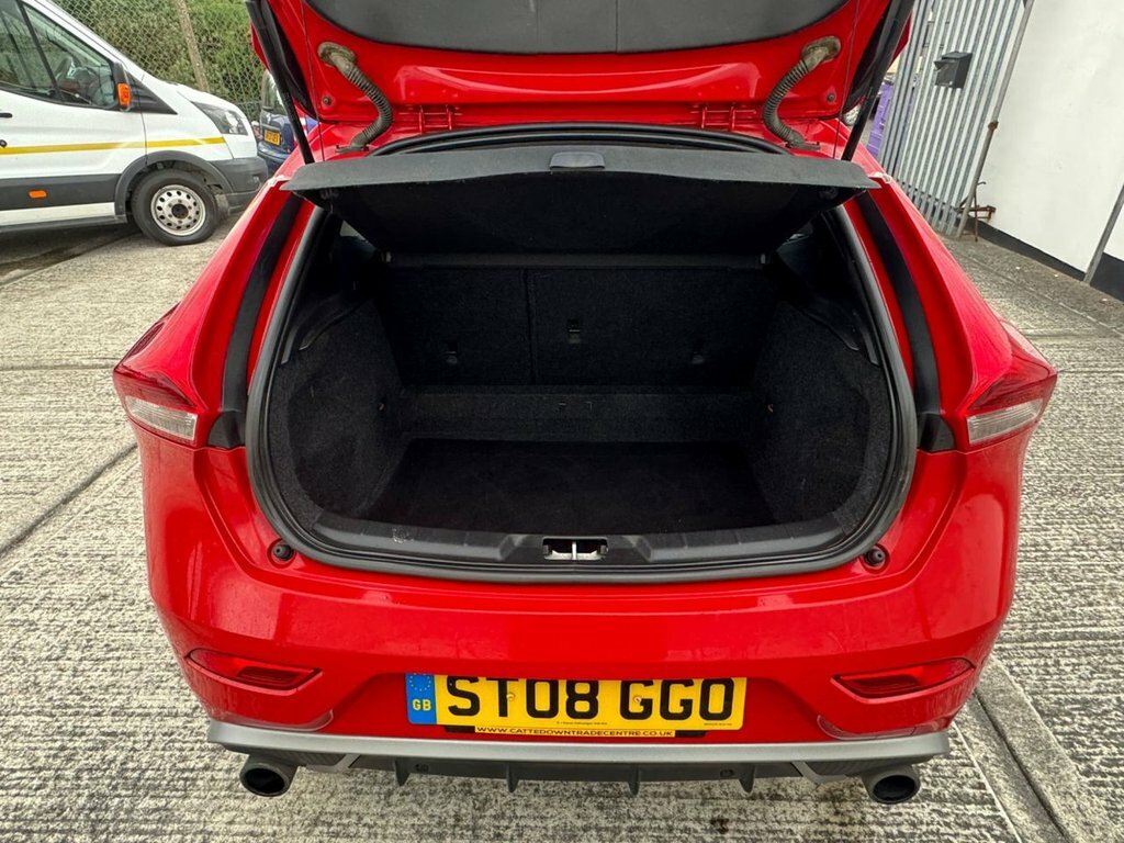 Volvo V40 2L R-design Nav ST08GGO Red #6