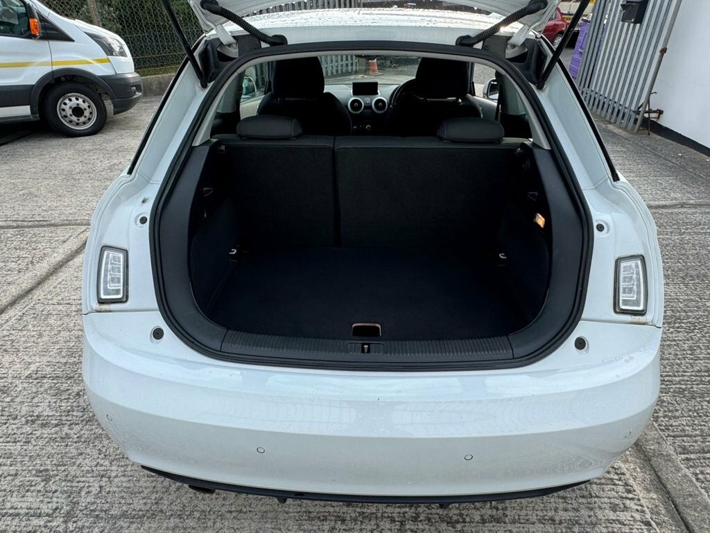 Audi A1 1.6L Contrast Edition Plus MM63OHT White #5