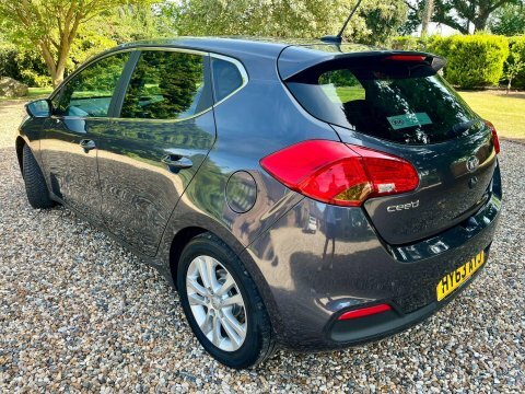 Kia Ceed Hatchback Red #10