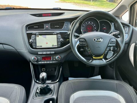Kia Ceed Hatchback Red #5