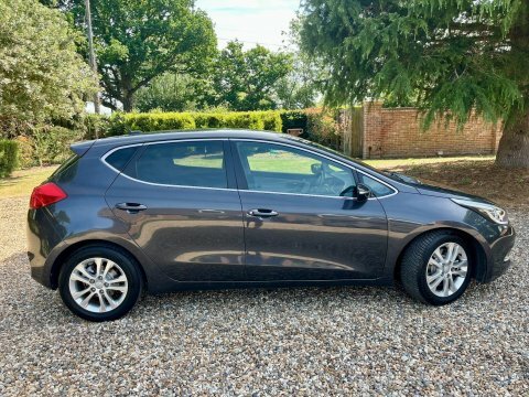 Kia Ceed Hatchback Red #18
