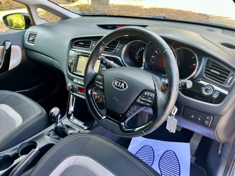 Kia Ceed Hatchback Red #20