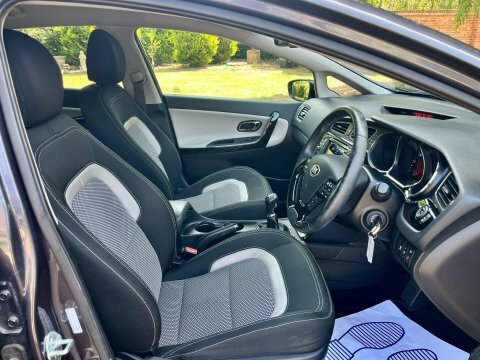 Kia Ceed Hatchback Red #4