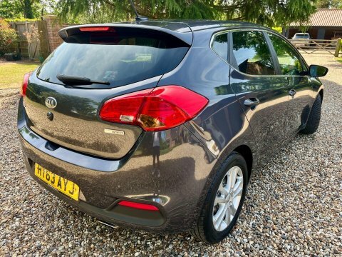 Kia Ceed Hatchback Red #15