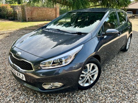 Kia Ceed Hatchback Red #6
