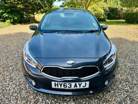 Kia Ceed Hatchback Red #3
