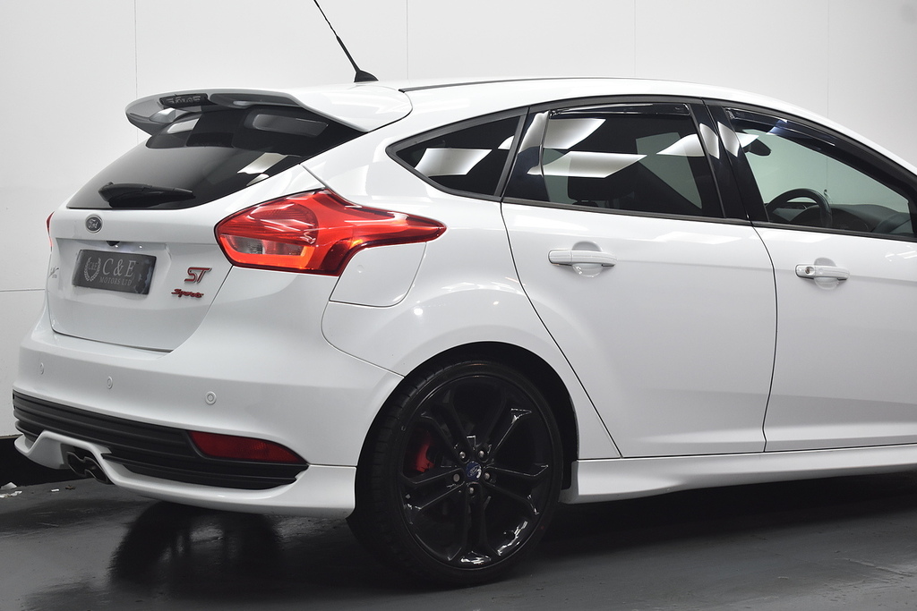 Ford Focus Hatchback YJ16MWB White #5