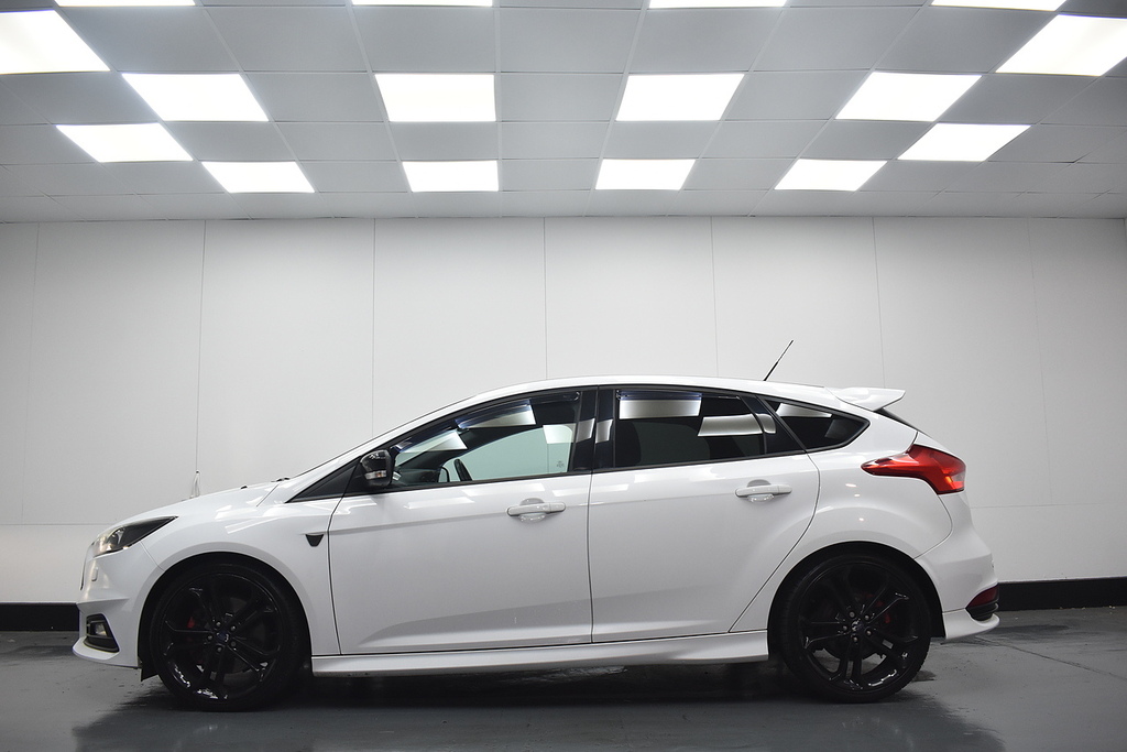 Ford Focus Hatchback YJ16MWB White #2