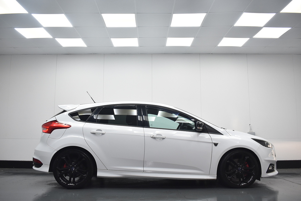 Ford Focus Hatchback YJ16MWB White #4