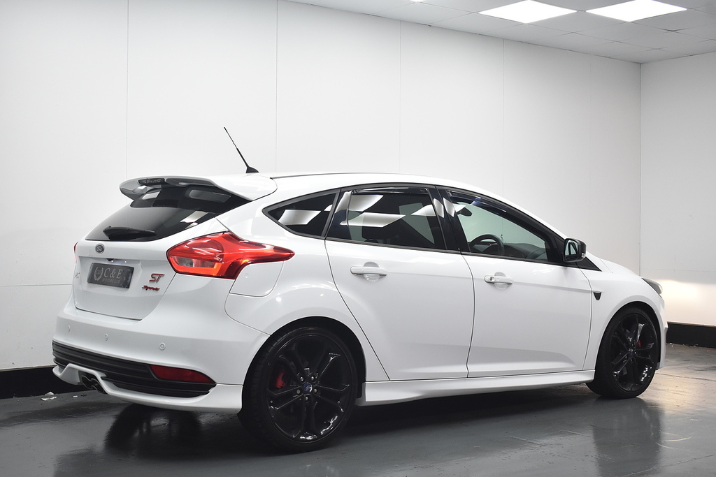 Ford Focus Hatchback YJ16MWB White #3