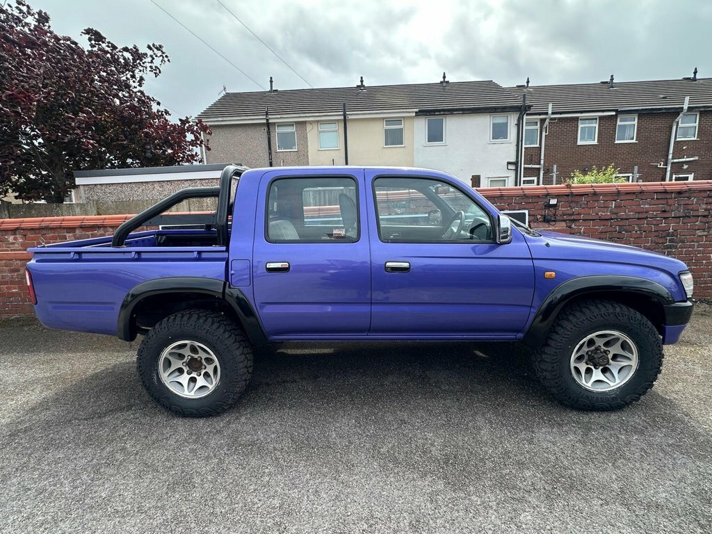 Toyota HILUX Pickup Purple #2