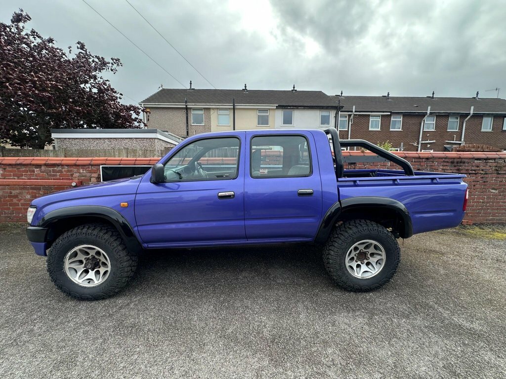 Toyota HILUX Pickup Purple #3