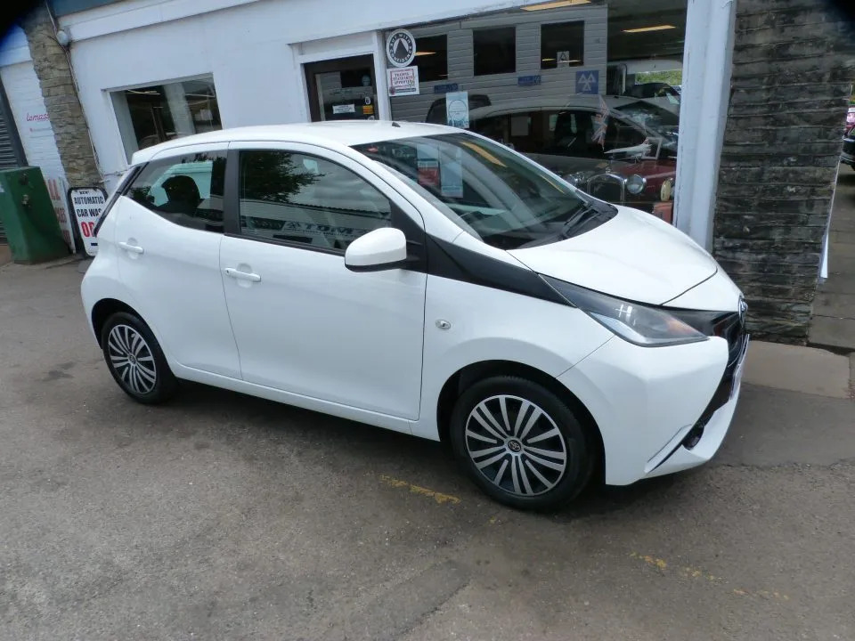 Toyota Aygo 1.0 Vvt-i X-play  White #5