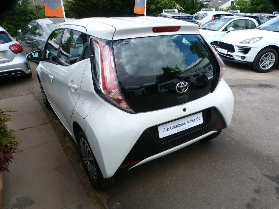 Toyota Aygo 1.0 Vvt-i X-play  White #2