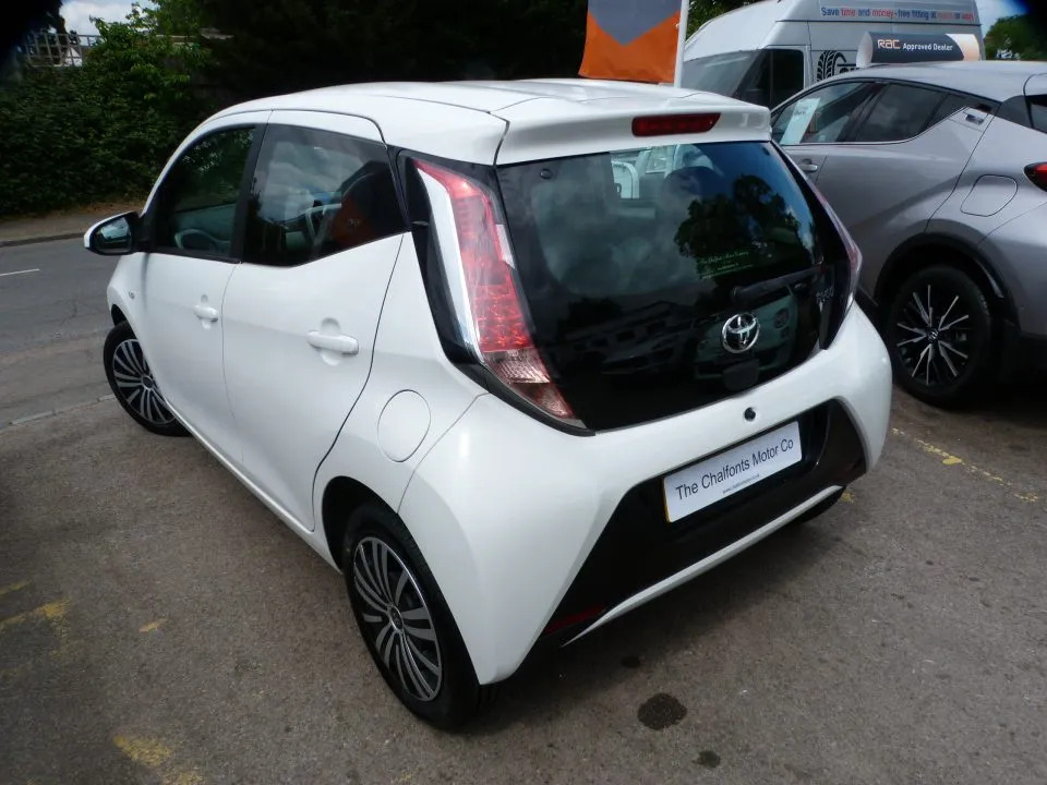 Toyota Aygo 1.0 Vvt-i X-play  White #6