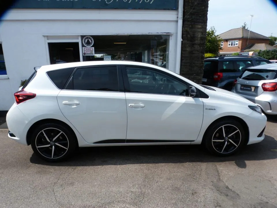 Toyota Auris 1.8 Vvt-h Gb25 Ltd  White #4