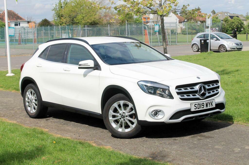 Mercedes-Benz GLA Class 2019 Mercedes-benz Gla 1.6 Gla200 Se Suv Petro SD19WYK White #2