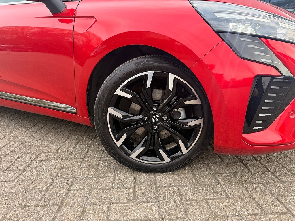 Renault Clio E-tech Techno Red