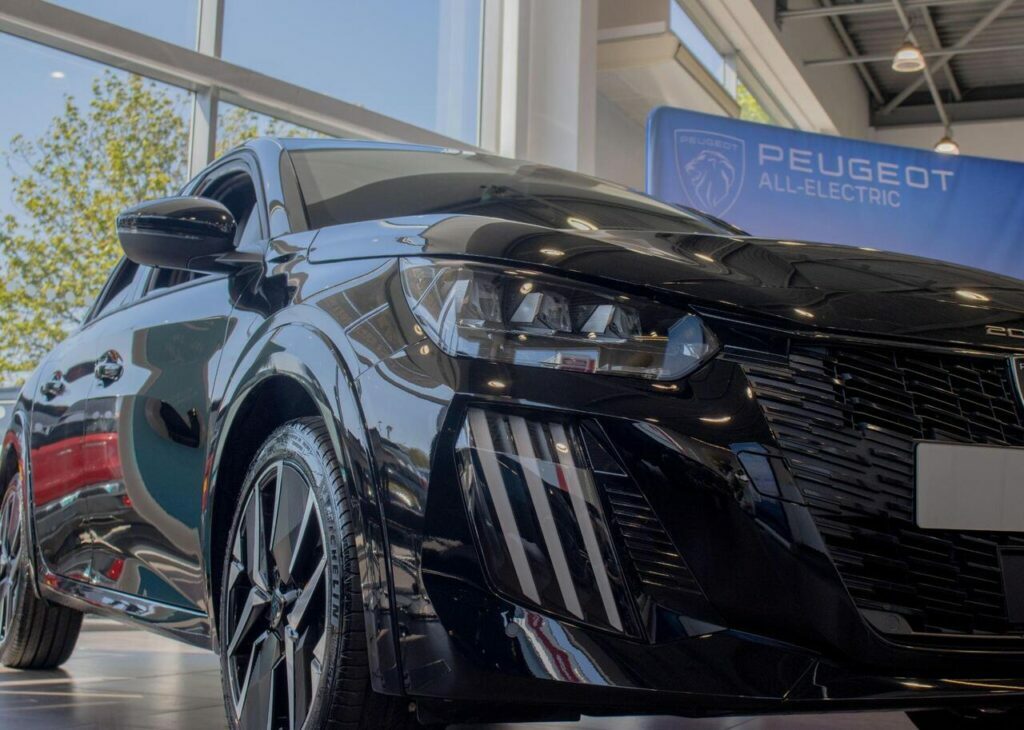 Peugeot 208 Hatchback Black #5