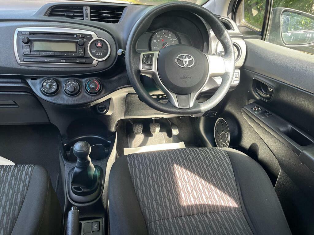 Toyota Yaris 1.0 Vvt-i T2 Euro 5 Silver #4