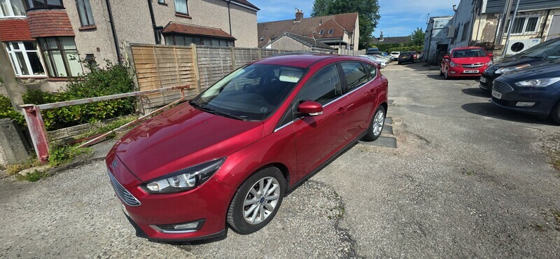 Ford Focus Titanium 20 A Year Red