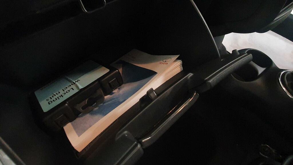 Toyota Verso Hatchback Silver #39