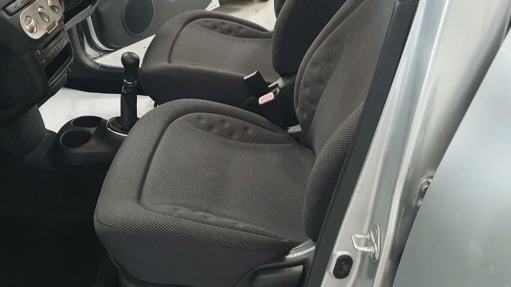 Toyota Verso Hatchback Silver #34