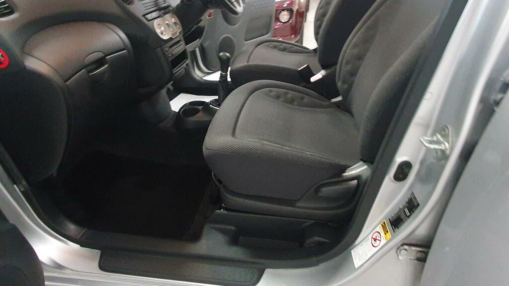 Toyota Verso Hatchback Silver #35