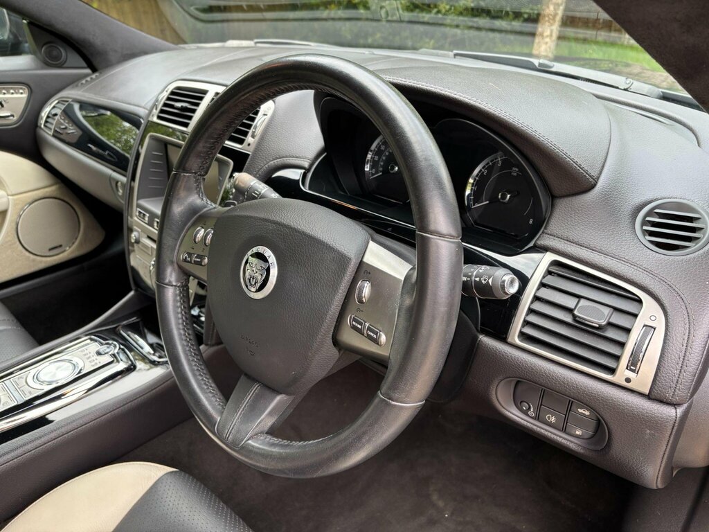 Jaguar XK V8 Former Keepers-low White #22